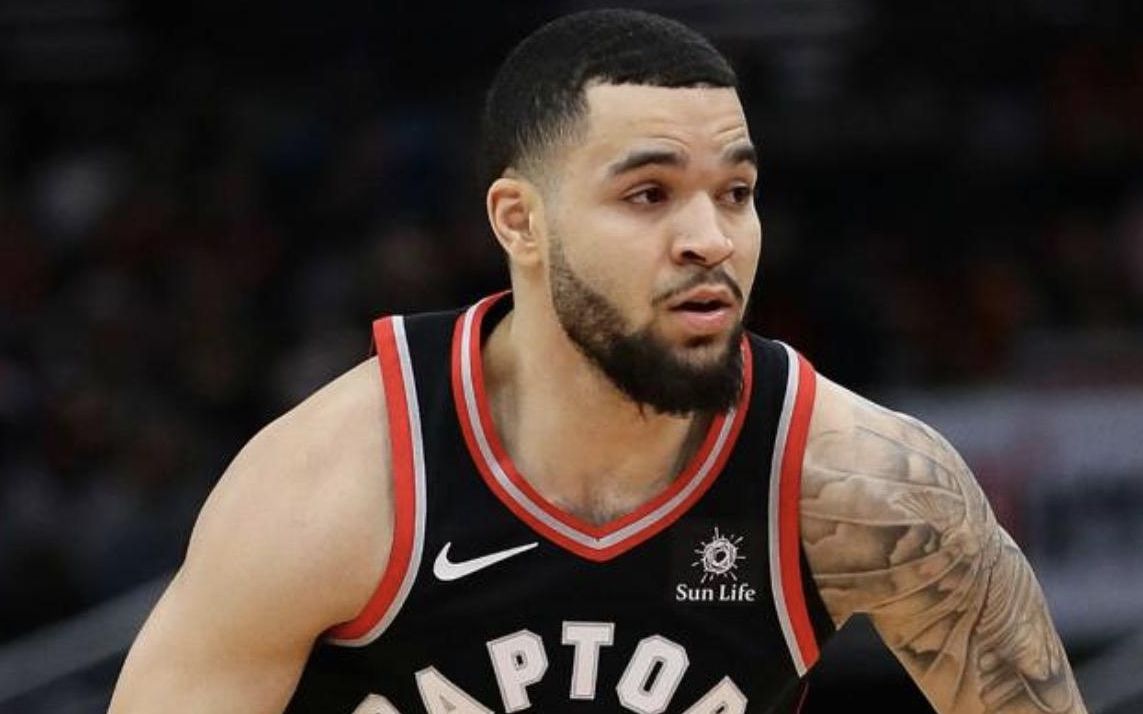 比足球场上 比足球场上